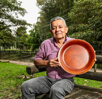 Imagen del artesano Carlos Rendón
