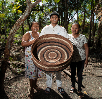 Imagen del artesano Clara, Lilia y John Sebastián Gutiérrez