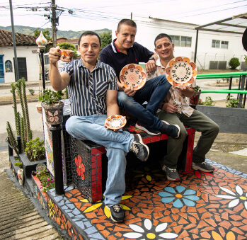 Imagen del artesano Eduar Cardona, Leandro Arbeláez y Dairo Oduber Arbeláez
