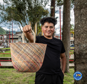 Imagen del artesano Edwin Potosí