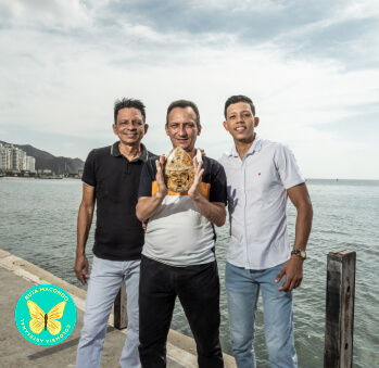 Imagen del artesano Alejandro, José de los Santos y José Alejandro Pertuz