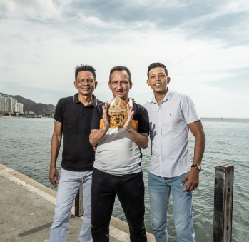Imagen del artesano Alejandro, José de los Santos y José Alejandro Pertuz