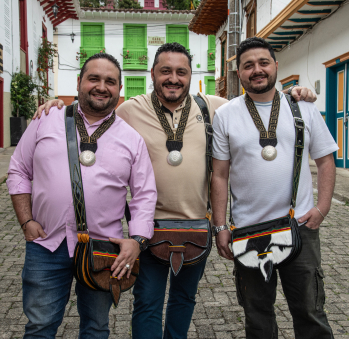 Imagen del artesano Saulo padre e hijo, Santiago y Juan Sebastián