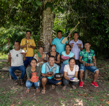 Imagen del artesano Luzdary Sánchez y la Comunidad de la Ceiba