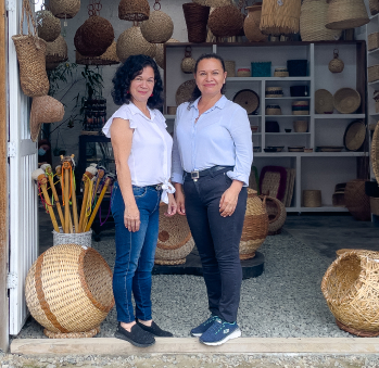 Imagen del artesano Zoraida, John Fredy y Edelmira Collazos